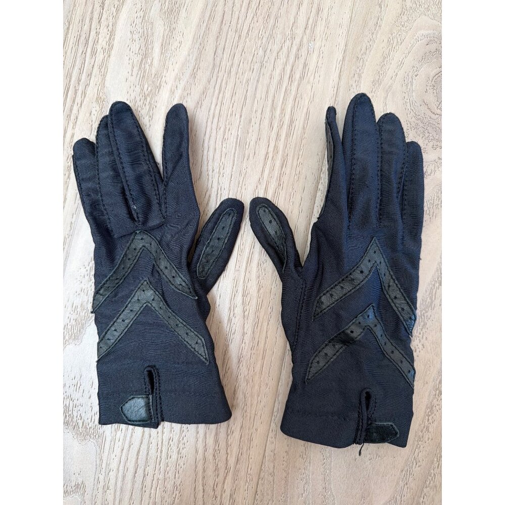 Vintage Isotoner Womens Black Gloves With Faux Leather Chevron Accents